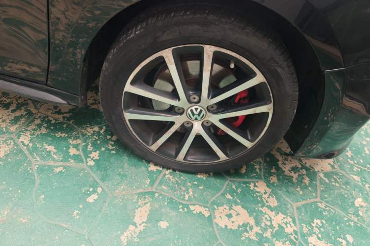 Used Volkswagen Sagitar 2013 2.0 TSI GLI Right Front Wheel Hub
