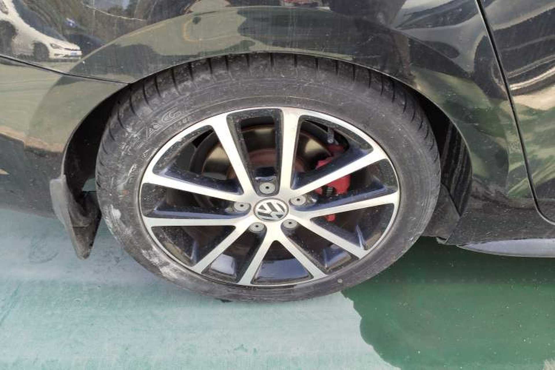 Used Volkswagen Sagitar 2013 2.0 TSI GLI Right Rear Wheel Hub