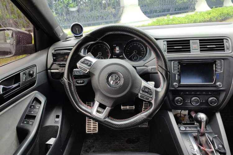 Used Volkswagen Sagitar 2013 2.0 TSI GLI Steering Wheel