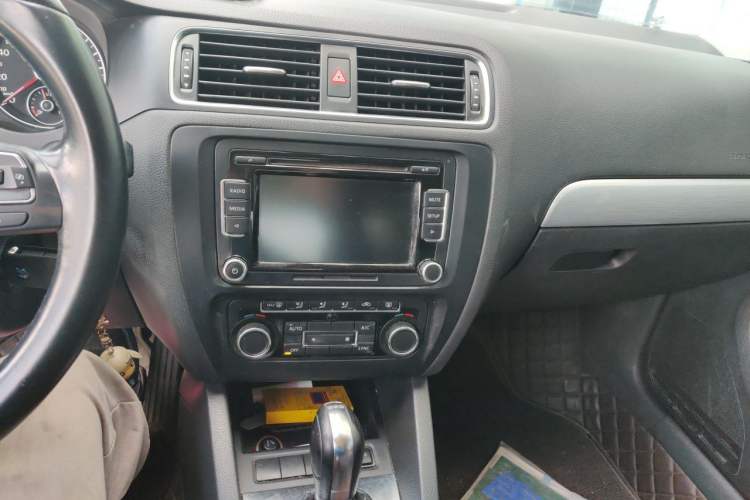 Used Volkswagen Sagitar 2013 1.4 TSI BlueMotion Edition Audio And AC Panel