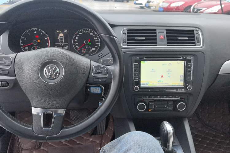 Used Volkswagen Sagitar 2013 1.4 TSI BlueMotion Edition Center Console