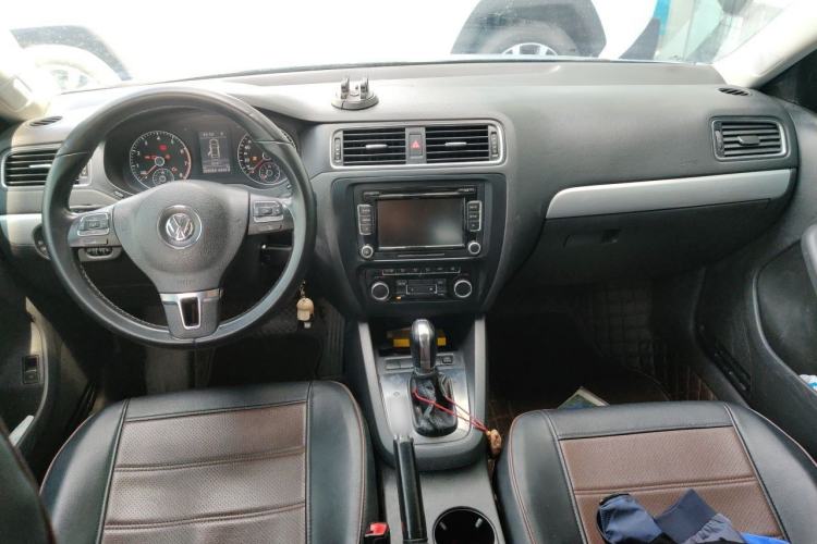 Used Volkswagen Sagitar 2013 1.4 TSI BlueMotion Edition Center Console