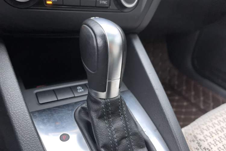 Used Volkswagen Sagitar 2013 1.4 TSI BlueMotion Edition Gear Lever