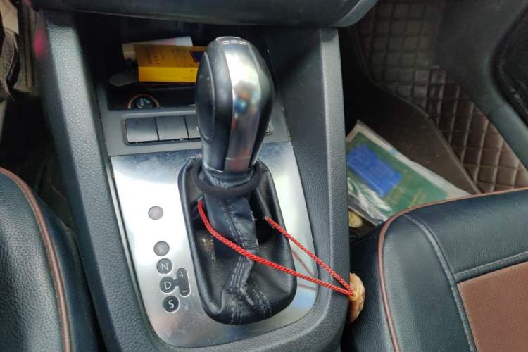 Used Volkswagen Sagitar 2013 1.4 TSI BlueMotion Edition Gear Lever
