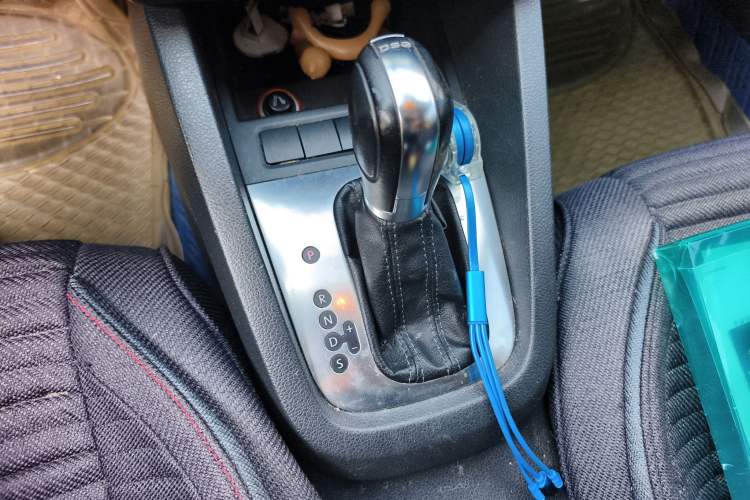 Used Volkswagen Sagitar 2013 1.4 TSI BlueMotion Edition Gear Lever