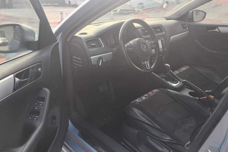 Used Volkswagen Sagitar 2013 1.4 TSI BlueMotion Edition Interior 2