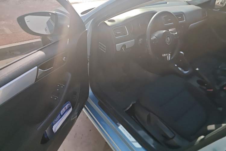 Used Volkswagen Sagitar 2013 1.4 TSI BlueMotion Edition Interior 3