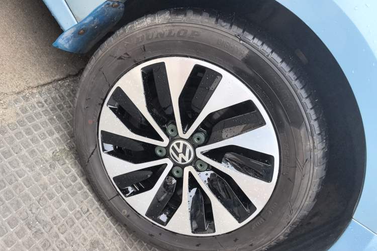 Used Volkswagen Sagitar 2013 1.4 TSI BlueMotion Edition Left Front Wheel Hub