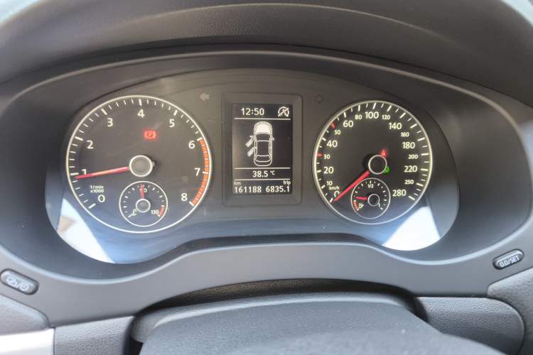 Used Volkswagen Sagitar 2013 1.4 TSI BlueMotion Edition Odometer Close Up