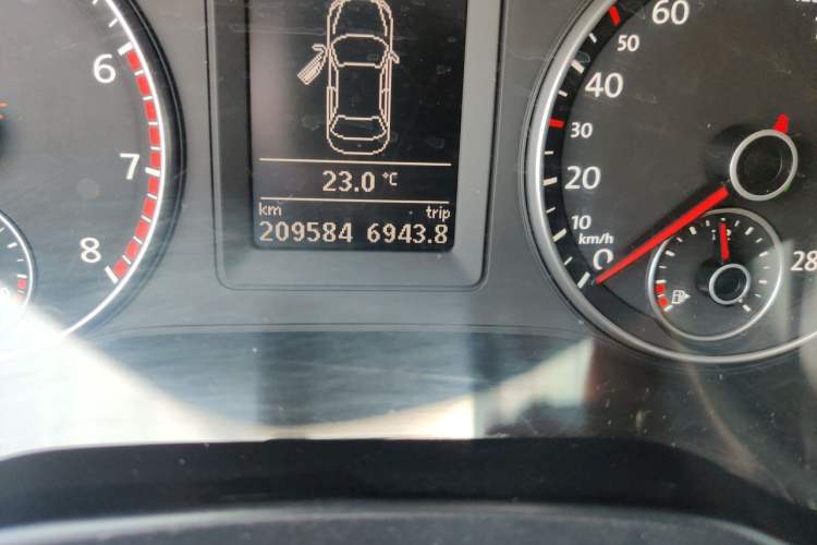 Used Volkswagen Sagitar 2013 1.4 TSI BlueMotion Edition Odometer Close Up