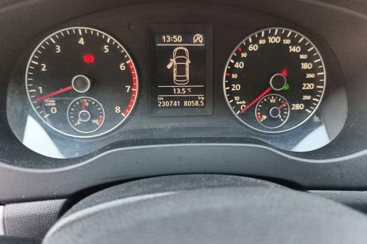 Used Volkswagen Sagitar 2013 1.4 TSI BlueMotion Edition Odometer Close Up