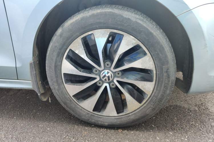 Used Volkswagen Sagitar 2013 1.4 TSI BlueMotion Edition Right Front Wheel Hub