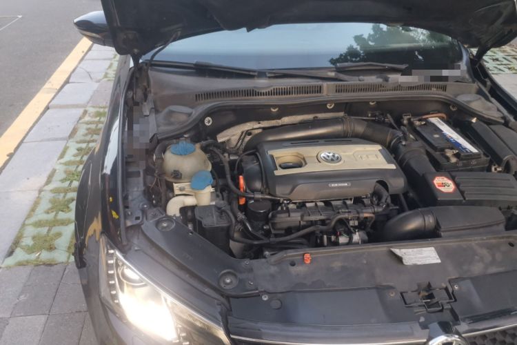 Used Volkswagen Sagitar 2013 2.0 TSI GLI Engine Bay Right