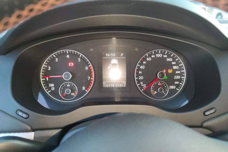 Used Volkswagen Sagitar 2013 2.0 TSI GLI Instrument Cluster