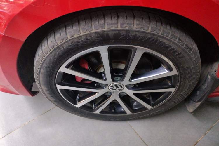 Used Volkswagen Sagitar 2013 2.0 TSI GLI Left Front Wheel Hub