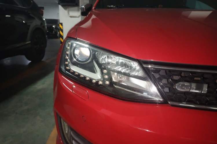 Used Volkswagen Sagitar 2013 2.0 TSI GLI Right Front Headlight