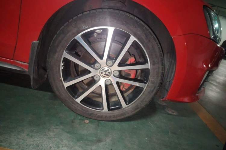 Used Volkswagen Sagitar 2013 2.0 TSI GLI Right Front Wheel Hub
