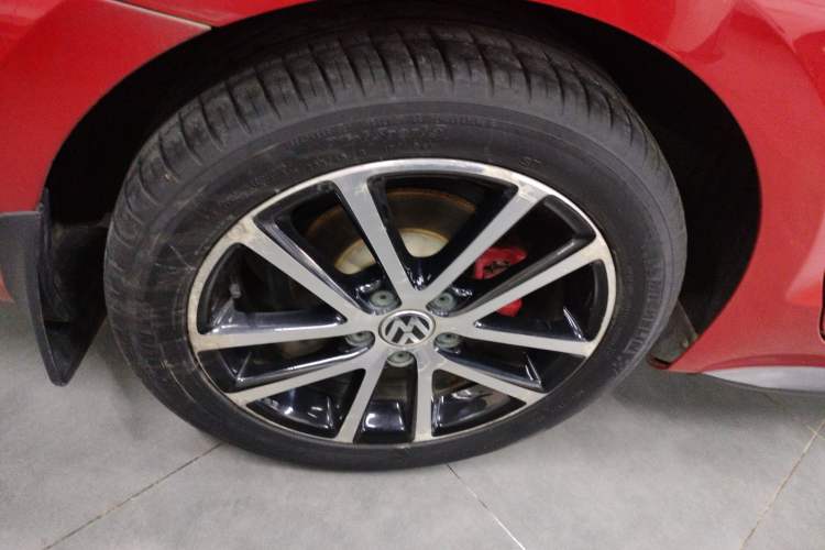 Used Volkswagen Sagitar 2013 2.0 TSI GLI Right Rear Wheel Hub