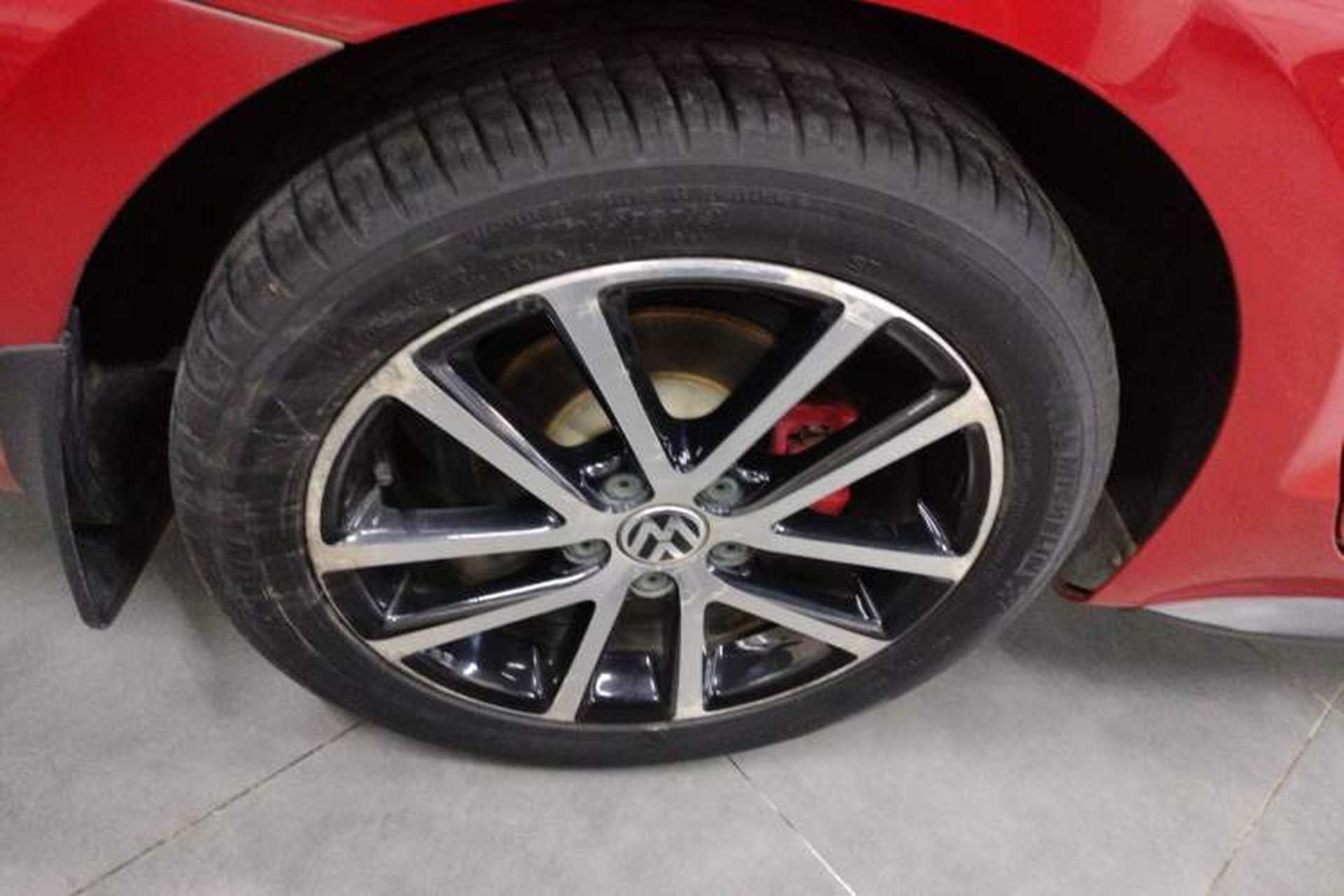 Used Volkswagen Sagitar 2013 2.0 TSI GLI Right Rear Wheel Hub