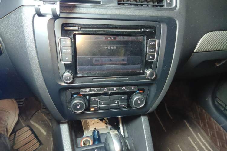 Used Volkswagen Sagitar 2013 2.0 TSI GLI Audio And AC Panel
