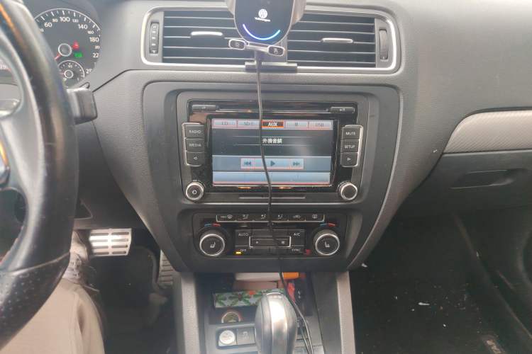Used Volkswagen Sagitar 2013 2.0 TSI GLI Audio And AC Panel