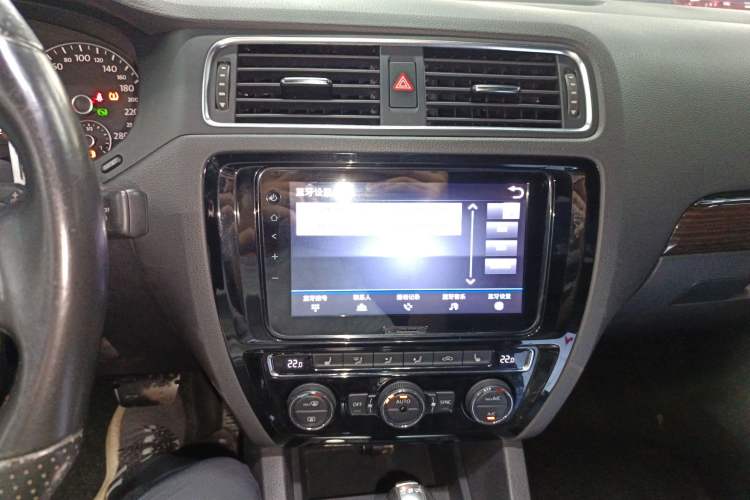 Used Volkswagen Sagitar 2013 2.0 TSI GLI Audio And AC Panel