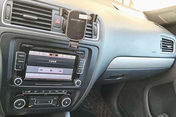 Used Volkswagen Sagitar 2013 2.0 TSI GLI Audio And AC Panel