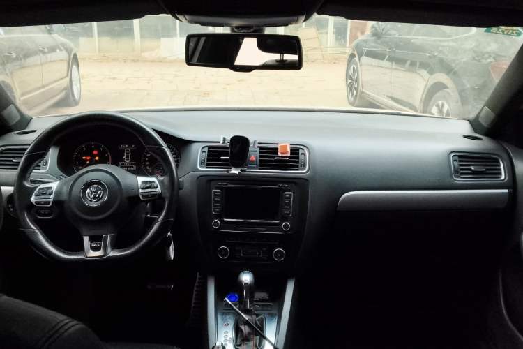 Used Volkswagen Sagitar 2013 2.0 TSI GLI Center Console