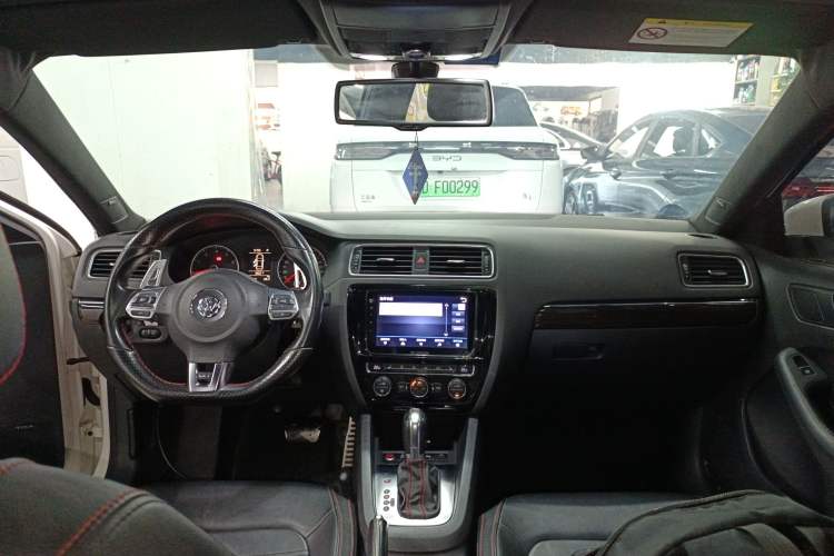 Used Volkswagen Sagitar 2013 2.0 TSI GLI Center Console