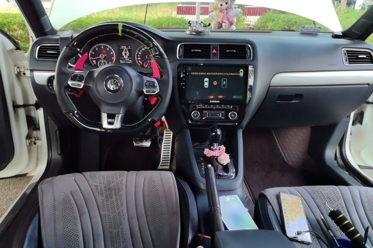Used Volkswagen Sagitar 2013 2.0 TSI GLI Center Console