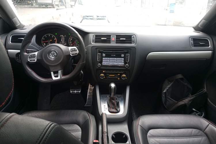 Used Volkswagen Sagitar 2013 2.0 TSI GLI Center Console