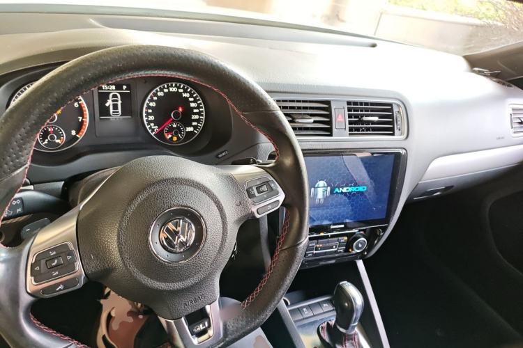 Used Volkswagen Sagitar 2013 2.0 TSI GLI Center Console