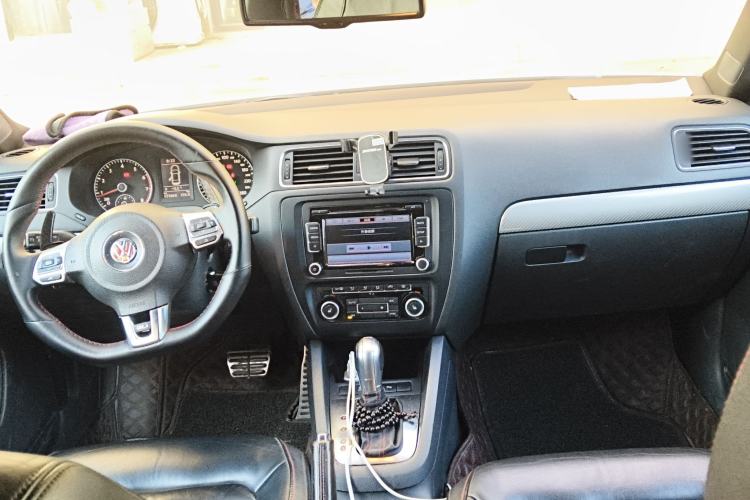 Used Volkswagen Sagitar 2013 2.0 TSI GLI Center Console