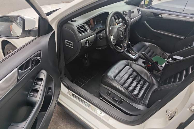 Used Volkswagen Sagitar 2013 2.0 TSI GLI Driver Seat
