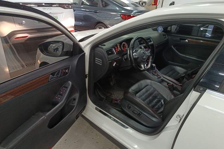 Used Volkswagen Sagitar 2013 2.0 TSI GLI Driver Seat