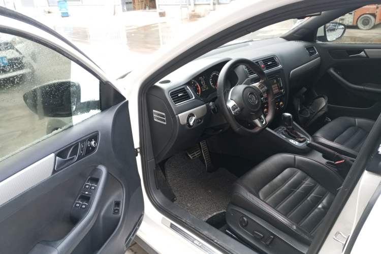 Used Volkswagen Sagitar 2013 2.0 TSI GLI Driver Seat