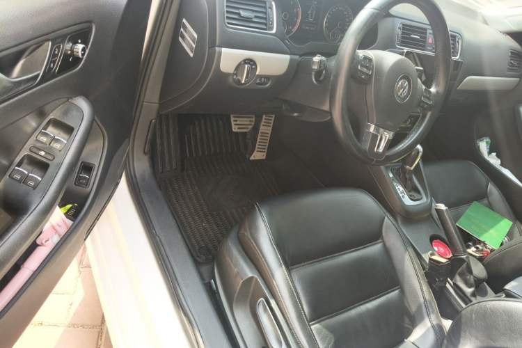 Used Volkswagen Sagitar 2013 1.4 TSI BlueMotion Edition Driver Seat