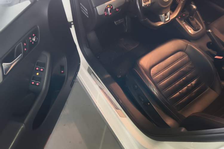 Used Volkswagen Sagitar 2013 2.0 TSI GLI Driver Seat