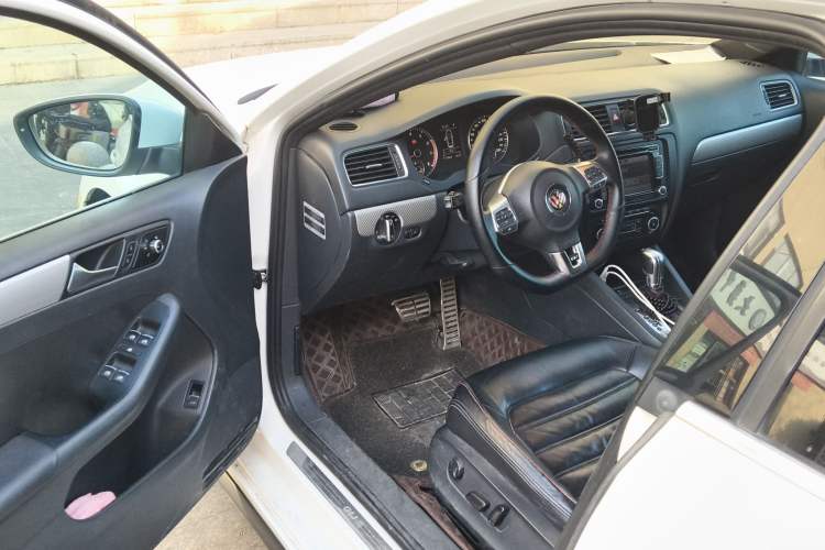Used Volkswagen Sagitar 2013 2.0 TSI GLI Driver Seat