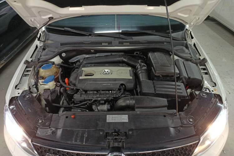 Used Volkswagen Sagitar 2013 2.0 TSI GLI Engine Bay