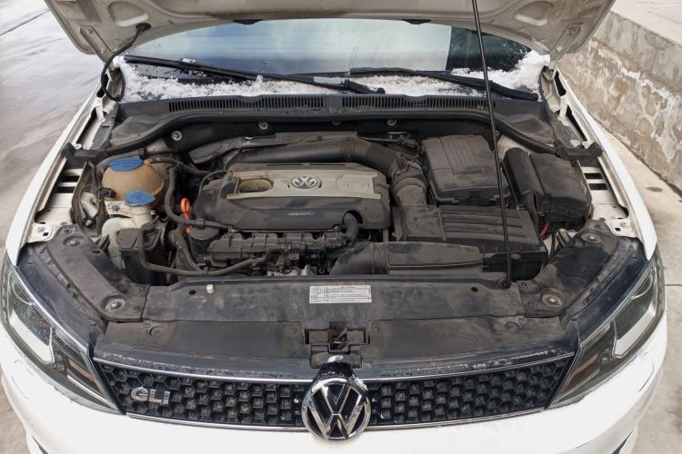 Used Volkswagen Sagitar 2013 2.0 TSI GLI Engine Bay
