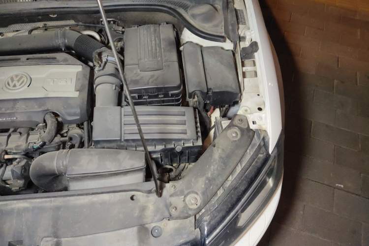 Used Volkswagen Sagitar 2013 2.0 TSI GLI Engine Bay Left