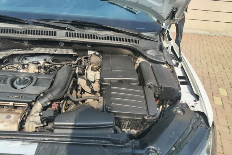 Used Volkswagen Sagitar 2013 1.4 TSI BlueMotion Edition Engine Bay Left