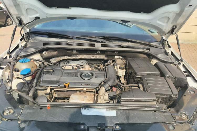Used Volkswagen Sagitar 2013 1.4 TSI BlueMotion Edition Engine Bay
