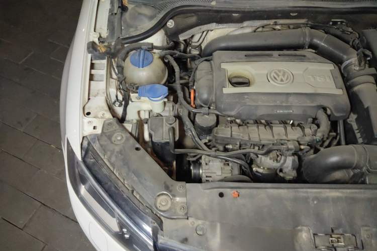 Used Volkswagen Sagitar 2013 2.0 TSI GLI Engine Bay Right