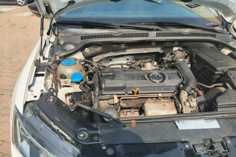 Used Volkswagen Sagitar 2013 1.4 TSI BlueMotion Edition Engine Bay Right