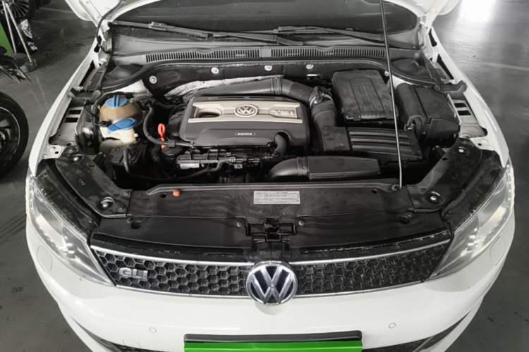 Used Volkswagen Sagitar 2013 2.0 TSI GLI Engine Bay