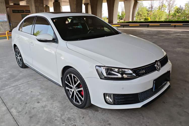 Used Volkswagen Sagitar 2013 2.0 TSI GLI Front Right 45 Deg