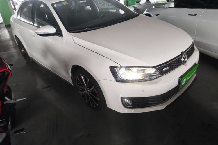 Used Volkswagen Sagitar 2013 2.0 TSI GLI Front Right 45 Deg