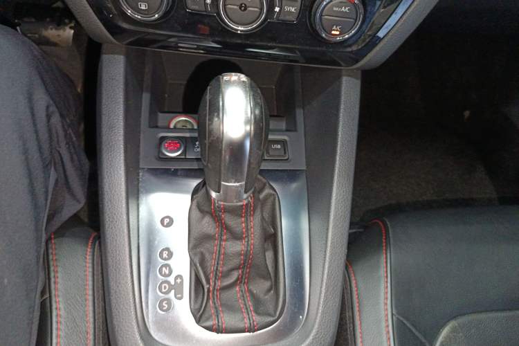 Used Volkswagen Sagitar 2013 2.0 TSI GLI Gear Lever